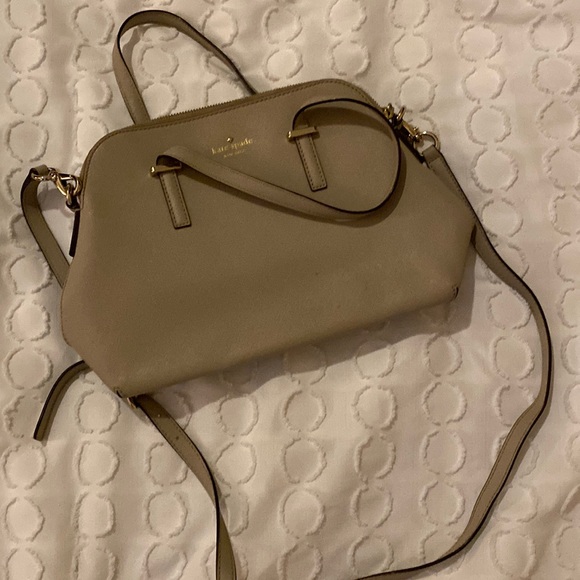 kate spade Handbags - Like new Kate Spade shoulder purse.